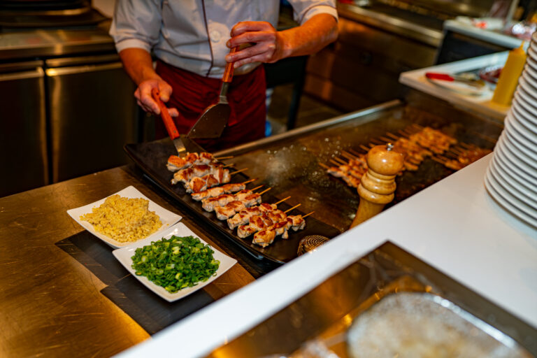 Chef bereidt gerechten op teppanyaki grill bij Wereldrestaurant Breepark.